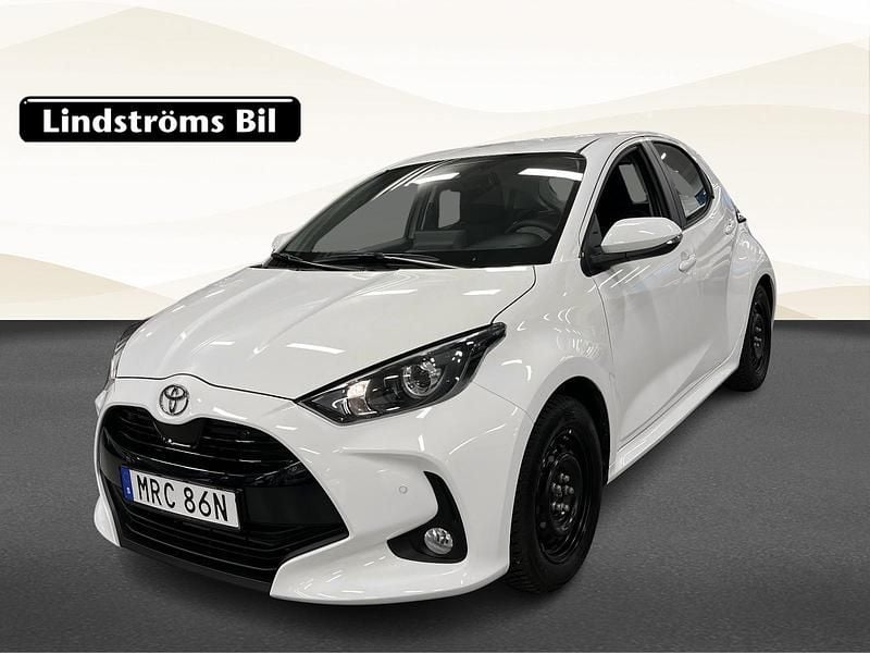 Vit Ny 2025 Toyota Yaris Hybrid Active Halvkombi | 259 900 kr (Marknadspris) - Bild 1/3