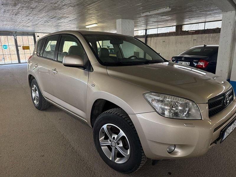 Ljusbrun Begagnad 2006 Toyota RAV4 SUV | 69 999 kr (Marknadspris) - Bild 1/4