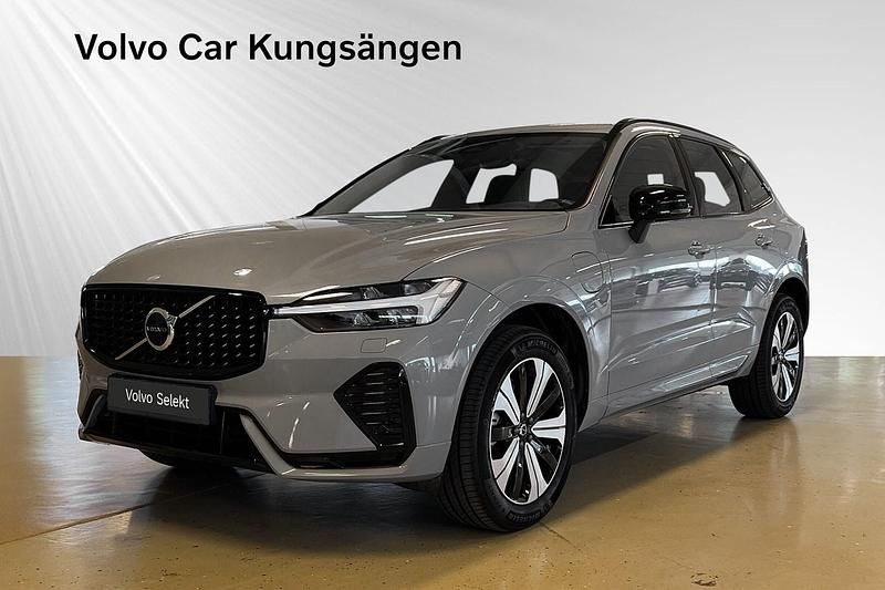 Grå Begagnad 2024 Volvo XC60 Plus SUV | 544 900 kr (Marknadspris) - Bild 1/3