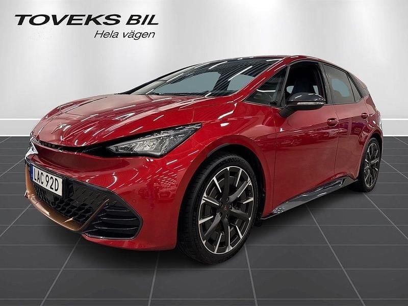Röd (rayleigh red metallic) Begagnad 2022 Cupra Born e-Boost Halvkombi | 284 900 kr (Marknadspris) - Bild 1/4