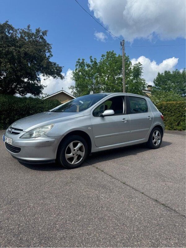 Grå Begagnad 2005 Peugeot 307 Halvkombi | 17 000 kr (Marknadspris) - Bild 1/4