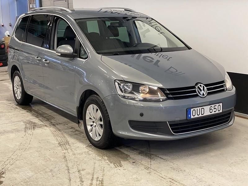 Grå Begagnad 2012 VW Sharan Minibuss | 104 900 kr (Marknadspris) - Bild 1/3
