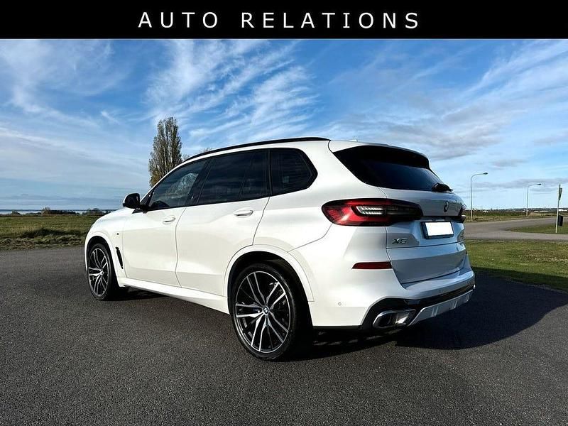 Begagnad BMW X5 M Sport 340 HK (250 kW) 2023 Vit mineral white pearl metallic SUV