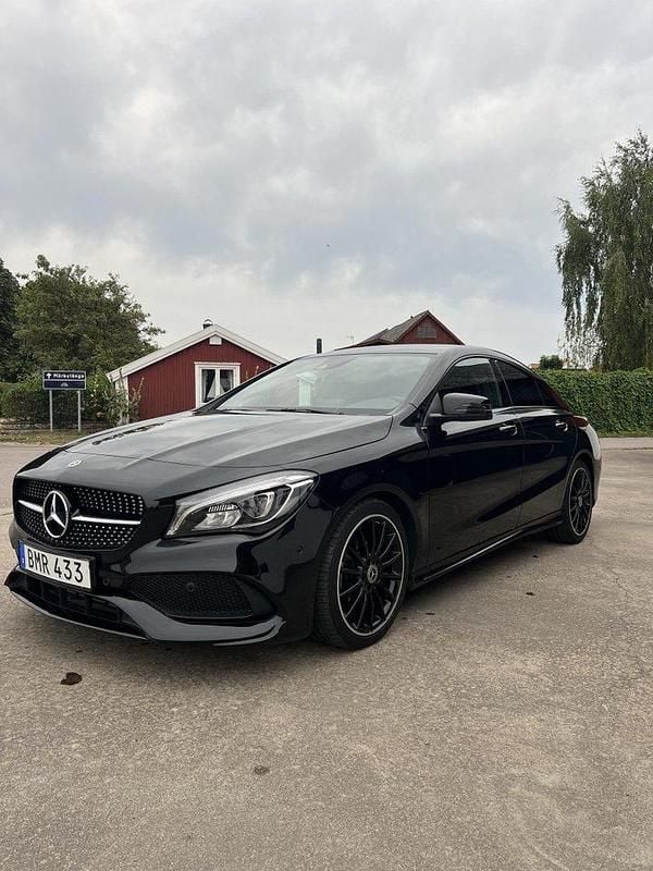 Svart Begagnad 2018 Mercedes CLA200 AMG Sportkupé | 239 000 kr (Lite dyr) - Bild 1/4