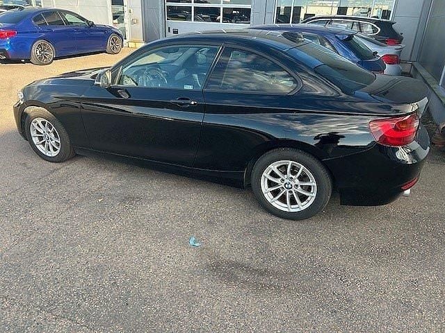 Svart Begagnad 2016 BMW 218 Advantage Sportkupé | 165 800 kr (Superpris) - Bild 1/4