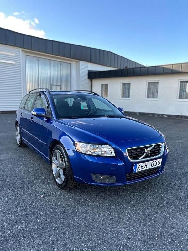 Blå Begagnad 2010 Volvo V50 Momentum Kombi | 39 500 kr (Marknadspris) - Bild 1/4