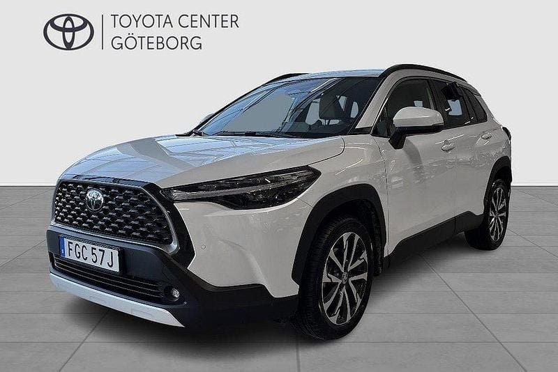 Vit Begagnad 2024 Toyota Corolla Cross Style SUV | 359 900 kr (Marknadspris) - Bild 1/4