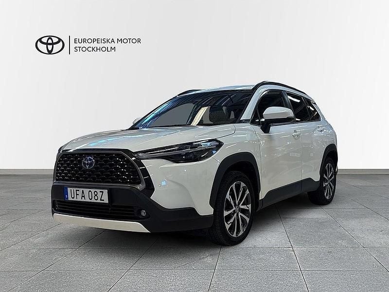 Vit Begagnad 2023 Toyota Corolla Cross Style SUV | 349 000 kr (Marknadspris) - Bild 1/4