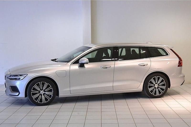Silver Begagnad 2021 Volvo V60 Momentum Kombi | 349 900 kr (Marknadspris) - Bild 1/4
