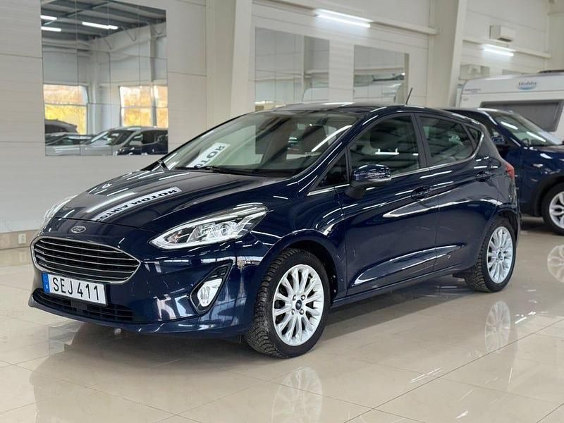 Blå Begagnad 2018 Ford Fiesta Titanium Halvkombi | 99 900 kr (Marknadspris) - Bild 1/4