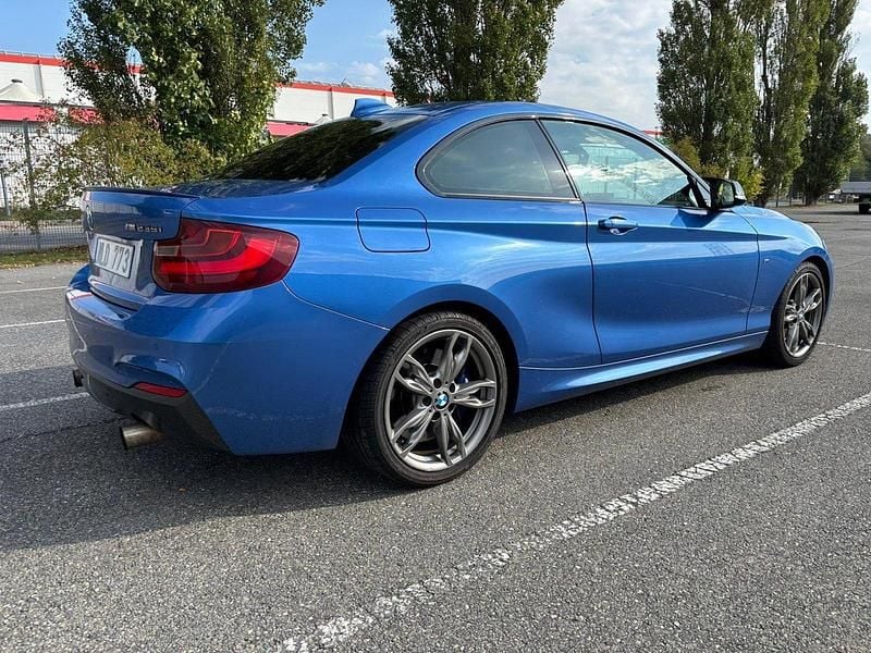 Blå Begagnad 2014 BMW M235 Sportkupé | 295 000 kr (Lite dyr) - Bild 1/4