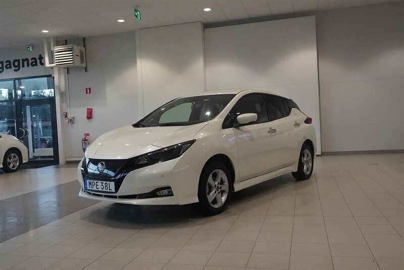 Vit Begagnad 2023 Nissan Leaf N-Connecta Halvkombi | 239 900 kr (Marknadspris) - Bild 1/4