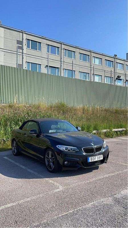 Svart Begagnad 2017 BMW 220 M Sport Cab | 256 000 kr (Marknadspris) - Bild 1/4