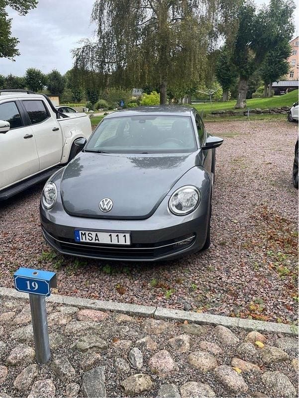 Grå Begagnad 2012 VW Beetle Halvkombi | 72 500 kr (Superpris) - Bild 1/3