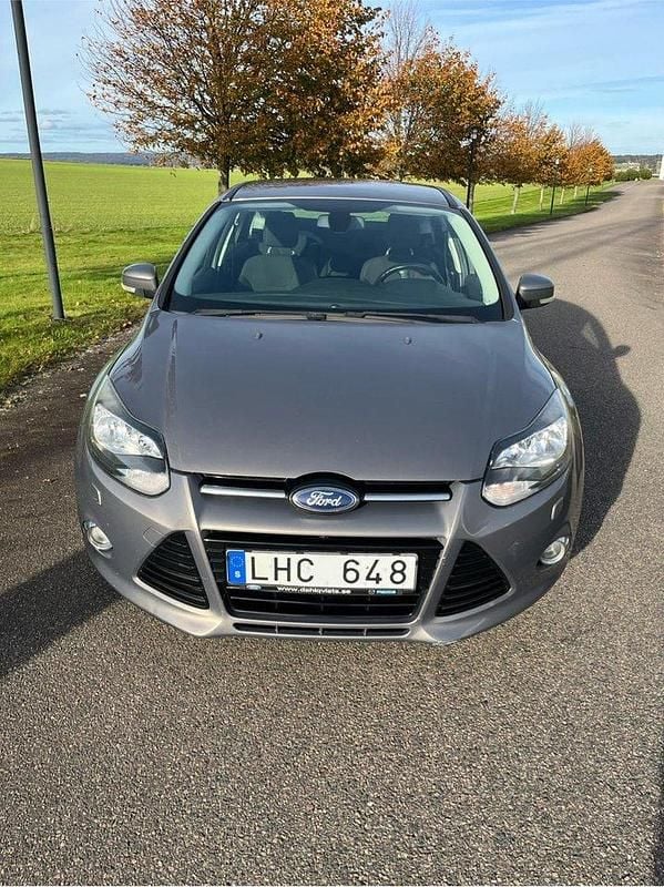 Brun Begagnad 2013 Ford Focus Titanium Halvkombi | 64 900 kr (Marknadspris) - Bild 1/4