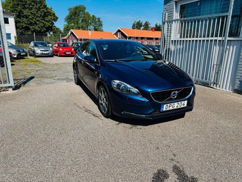 Blå Begagnad 2015 Volvo V40 Ocean Race Kombi | 139 900 kr (Marknadspris) - Bild 1/4