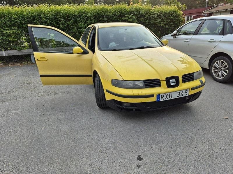 Gul Begagnad 2001 Seat Leon Halvkombi | 24 990 kr (Marknadspris) - Bild 1/4