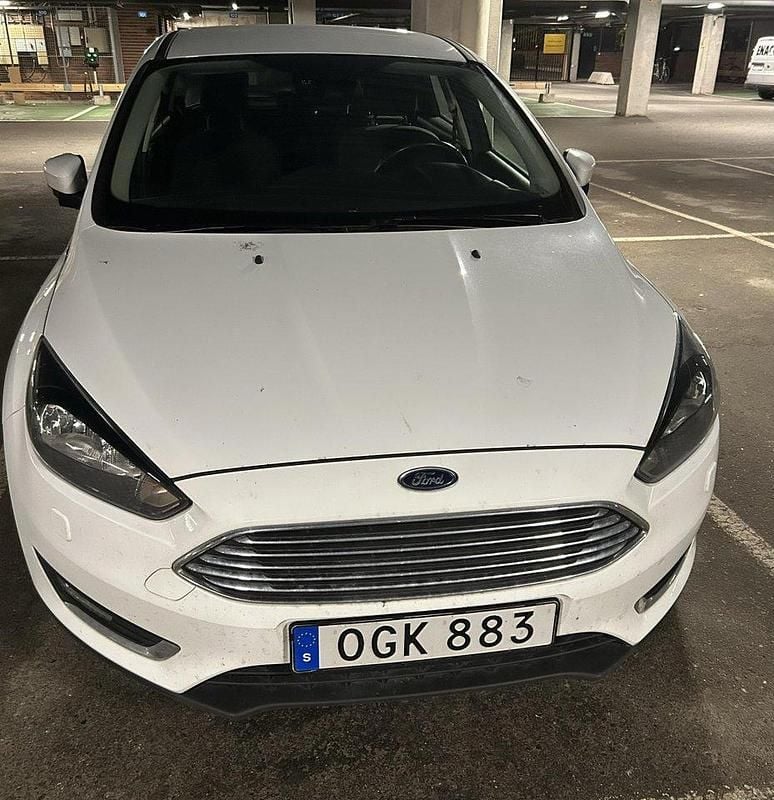 Vit Begagnad 2017 Ford Focus Titanium Halvkombi | 115 000 kr (Marknadspris) - Bild 1/4