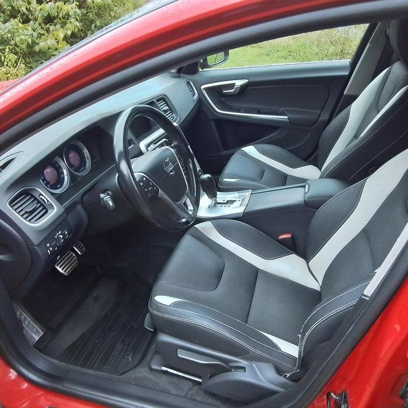 Röd Begagnad 2012 Volvo V60 R-Design Kombi | 79 000 kr (Marknadspris) - Bild 1/4