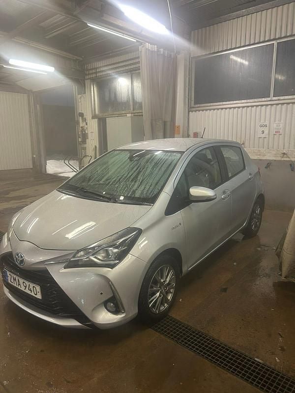 Begagnad Toyota Yaris Hybrid 101 HK (74 kW) 2018 Silver