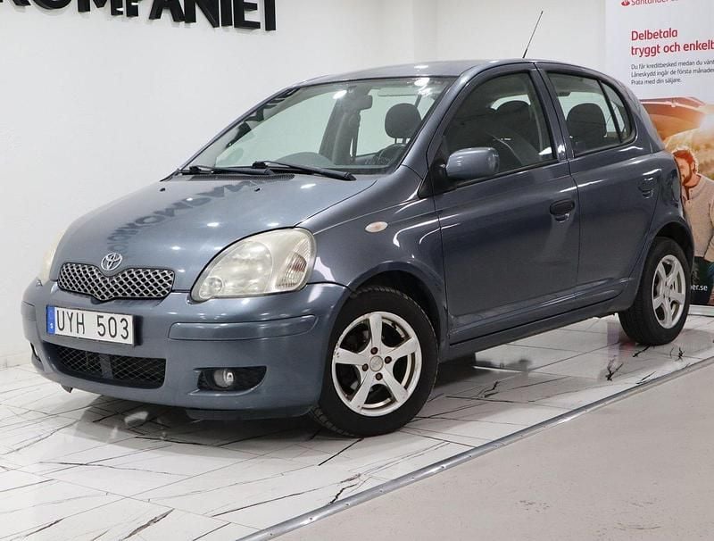 Blå Begagnad 2004 Toyota Yaris Halvkombi | 29 900 kr (Marknadspris) - Bild 1/4