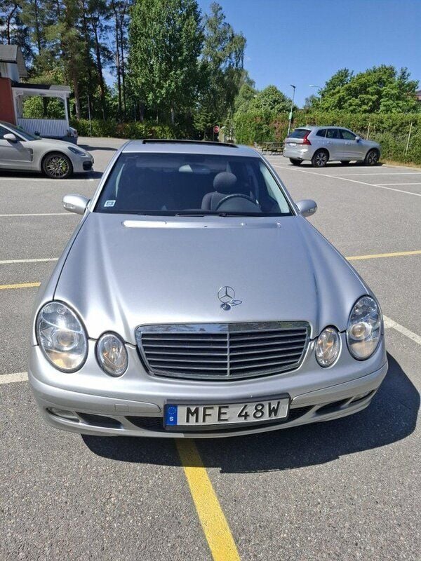 Silver Begagnad 2004 Mercedes E200 Sedan | 67 000 kr (Bra pris) - Bild 1/4
