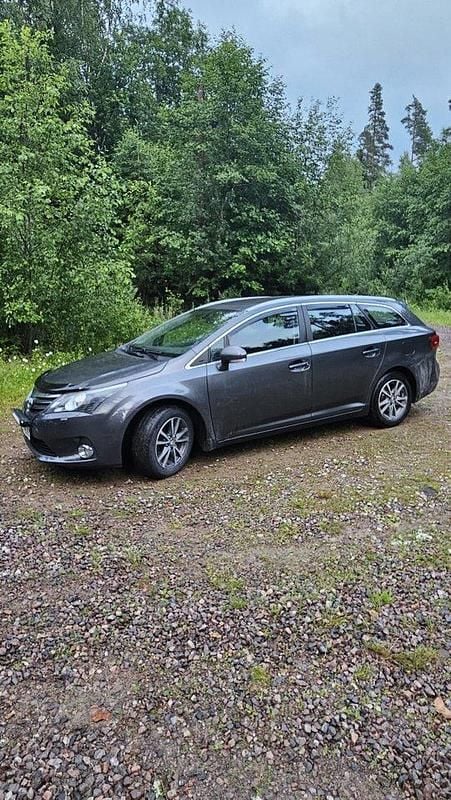 Grå Begagnad 2013 Toyota Avensis Business Edition Kombi | 49 000 kr (Marknadspris) - Bild 1/4