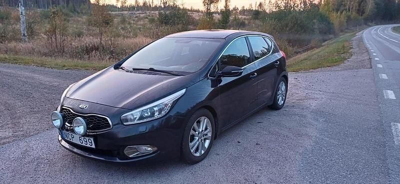 Svart Begagnad 2013 Kia Ceed Comfort Halvkombi | 29 000 kr (Marknadspris) - Bild 1/4