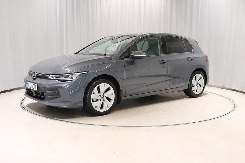 Mörkgrå Begagnad 2024 VW Golf VIII Life Halvkombi | 294 800 kr (Marknadspris) - Bild 1/4