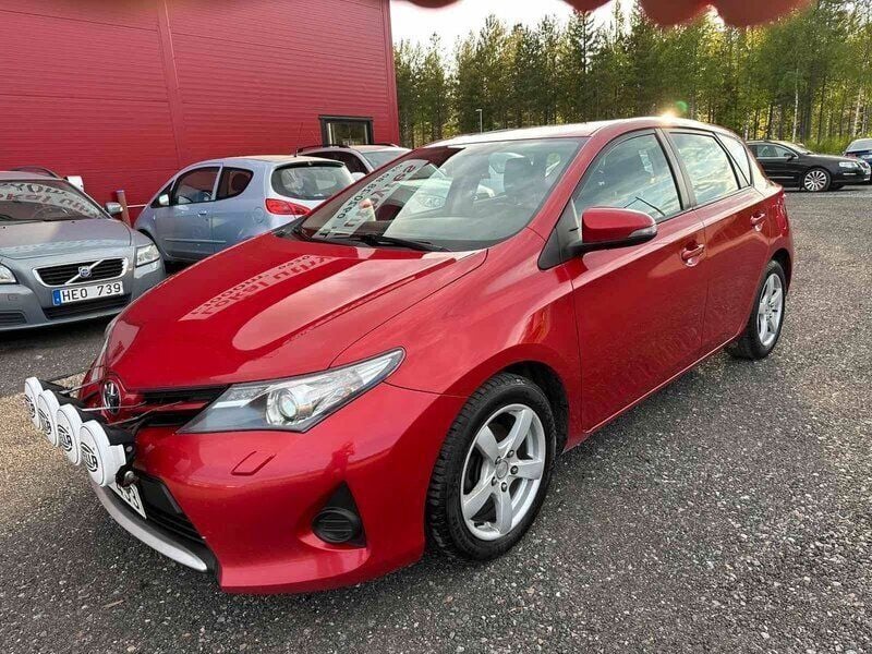 Mörkröd (röd) Begagnad 2013 Toyota Auris Life Halvkombi | 89 900 kr (Lite dyr) - Bild 1/4