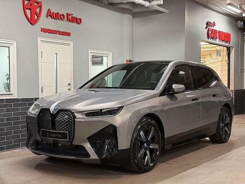 Grå Begagnad 2022 BMW iX Comfort Edition SUV | 529 000 kr (Lite dyr) - Bild 1/4