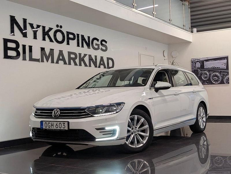 Vit Begagnad 2016 VW Passat GTE Kombi | 144 900 kr (Marknadspris) - Bild 1/4