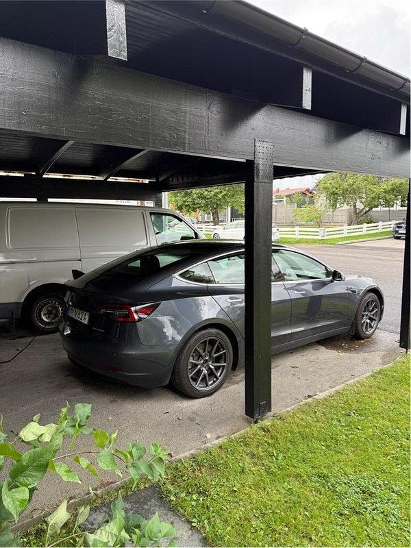 Grå Begagnad 2019 Tesla Model 3 Long Range AWD Sedan | 230 000 kr (Marknadspris) - Bild 1/4