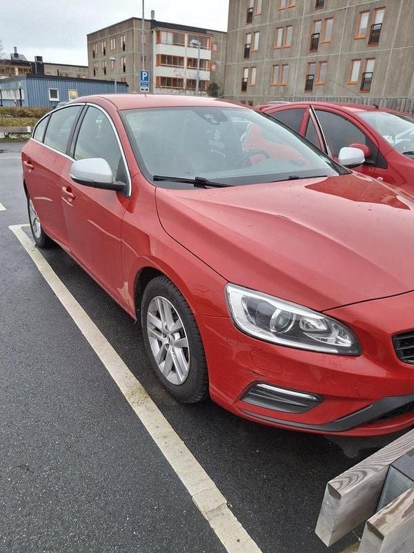 Röd Begagnad 2017 Volvo S60 R-Design Sedan | 130 000 kr (Marknadspris) - Bild 1/4