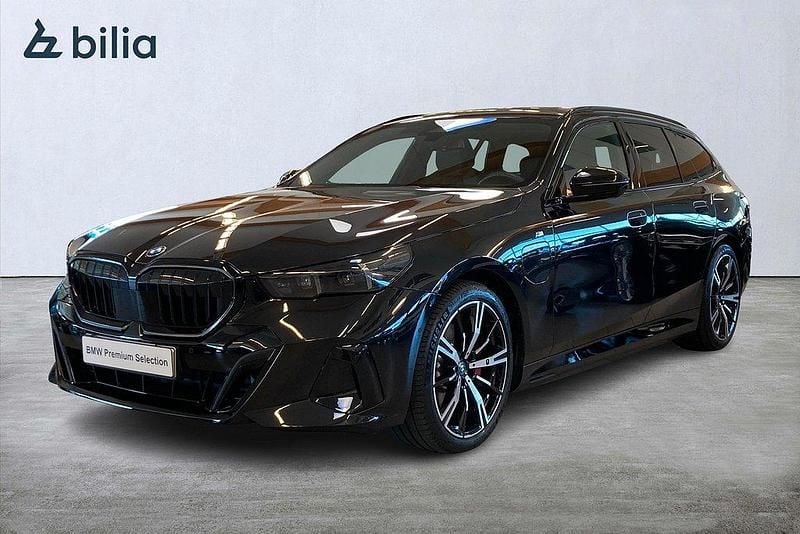 Svart Begagnad 2025 BMW 530e M Sport Kombi | 669 000 kr (Marknadspris) - Bild 1/4