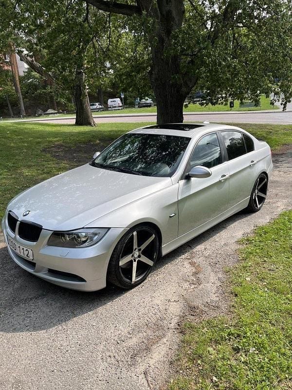 Silver Begagnad 2006 BMW 330 Sedan | 50 000 kr (Superpris) - Bild 1/4