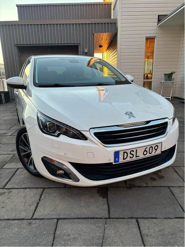 Vit Begagnad 2015 Peugeot 308 Allure Halvkombi | 87 000 kr (Marknadspris) - Bild 1/4