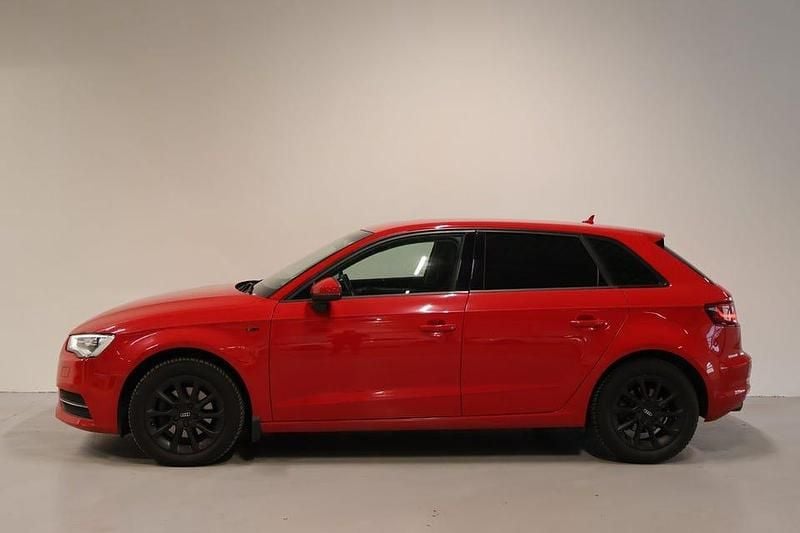 Begagnad Audi A3 Attraction 150 HK (110 kW) 2014 Röd