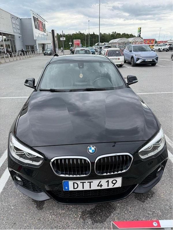 Svart Begagnad 2017 BMW 118 M Sport Halvkombi | 159 000 kr (Marknadspris) - Bild 1/4