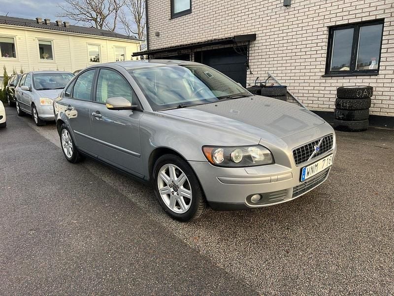 Grå Begagnad 2004 Volvo S40 Sedan | 49 900 kr (Marknadspris) - Bild 1/4