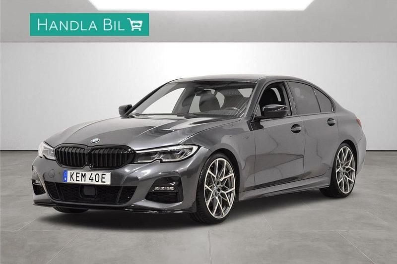 Grå Begagnad 2019 BMW 330 M Sport Sedan | 399 900 kr (Lite dyr) - Bild 1/4