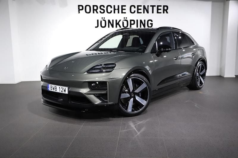 Grön (green) Ny 2025 Porsche Macan Turbo SUV | 1 571 200 kr - Bild 1/4