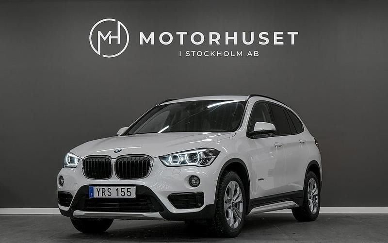 Vit Begagnad 2017 BMW X1 Sport Line SUV | 189 900 kr (Lite dyr) - Bild 1/4