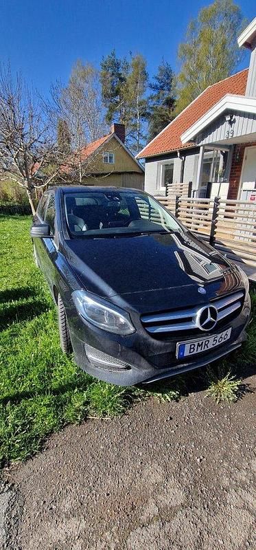 Svart Begagnad 2015 Mercedes B180 Urban Minibuss | 136 000 kr (Marknadspris) - Bild 1/4