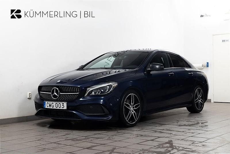 Mörkblå (blå) Begagnad 2017 Mercedes CLA200 AMG Sportkupé | 234 900 kr (Marknadspris) - Bild 1/4