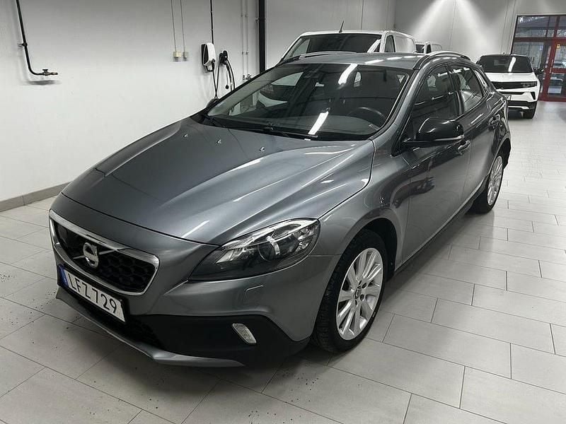 Grå Begagnad 2016 Volvo V40 CC Momentum Kombi | 114 900 kr (Marknadspris) - Bild 1/4