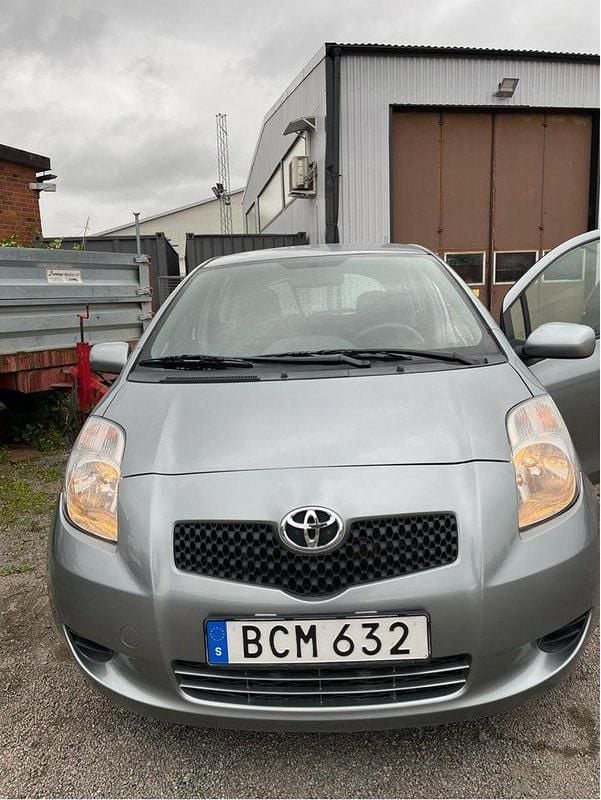 Silver Begagnad 2006 Toyota Yaris Halvkombi | 22 000 kr (Marknadspris) - Bild 1/4