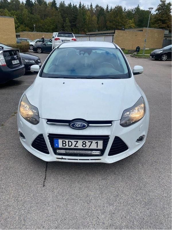 Vit Begagnad 2014 Ford Focus Trend Kombi | 65 000 kr (Superpris) - Bild 1/4