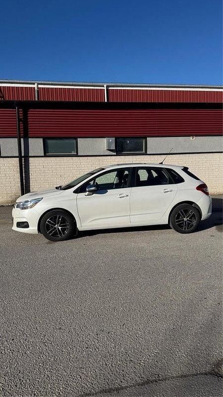 Vit Begagnad 2014 Citroën C4 Halvkombi | 84 000 kr (Marknadspris) - Bild 1/4