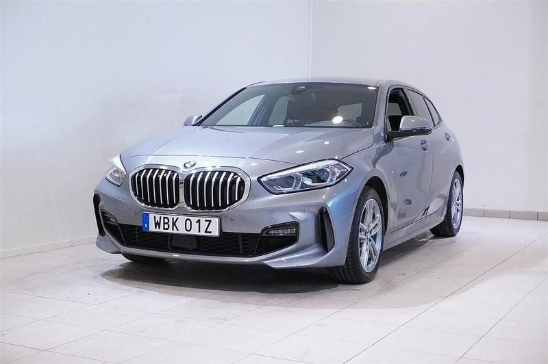Grå Begagnad 2024 BMW 118 M Sport Halvkombi | 299 900 kr (Lite dyr) - Bild 1/4